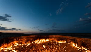 Pożar krateru gazowego Darwaza na pustyni Karakum w Turkmenistanie