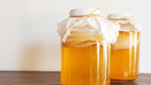 Regularne picie kombuchy zmniejsza ryzyko rozwoju bakterii ze szczepów chorobotwórczych, a także usprawnia perystaltykę jelit