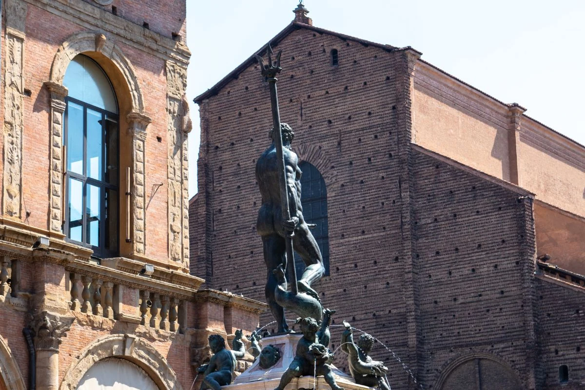 Stojąc w odpowiednim miejscu Piazza Nettuno naszym oczom ukaże się jeden z siedmiu sekretów miasta