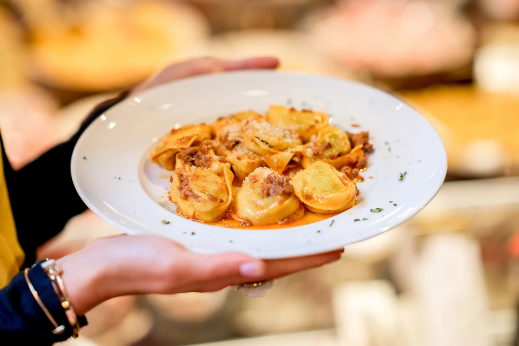 Tortelloni, czyli nieco większe tortellini mogą być również serwowane z tradycyjnym bolońskim ragu.