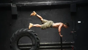 Brak snu, zimno i trening-katorga. Polak Tomasz Brzózka zaliczył wyzwanie wojskowej elity