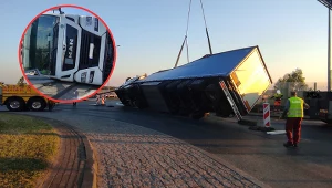 Ciężarówka przewróciła się na rondzie