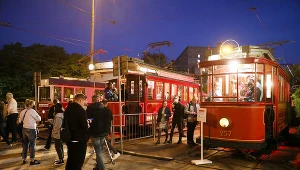 W czasie Nocy Muzeów w Warszawie można obejrzeć m.in. zabytkowe autobusy i tramwaje. Niektóre jeżdżą okolicznościowymi liniami dla zwiedzających. Zdjęcie archiwalne