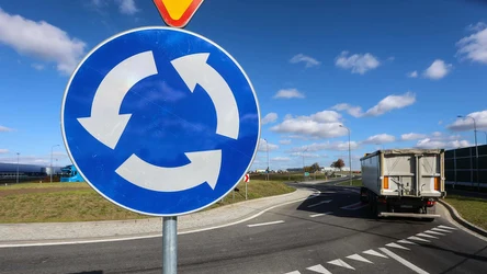 Co mówią przepisy o zjeżdżaniu z ronda lewym pasem?