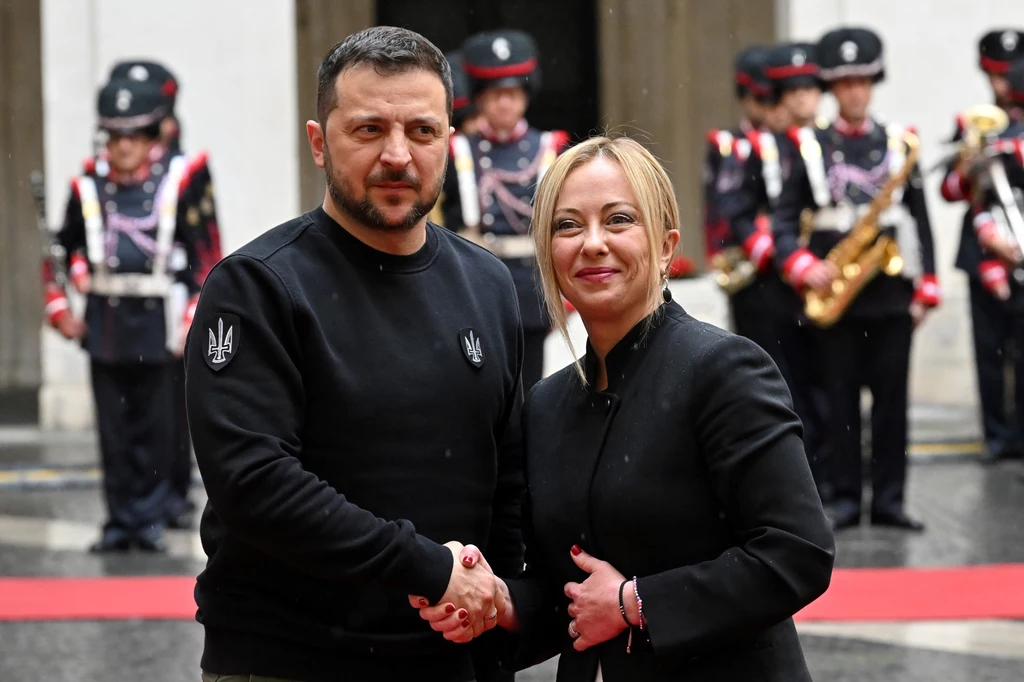 Premier Włoch Giorgia Meloni wita prezydenta Ukrainy Wołodymyra Zełenskiego podczas spotkania 13.05.2023roku. Premier Włoch Giorgia Meloni wita prezydenta Ukrainy Wołodymyra Zełenskiego podczas spotkania 13.05.2023roku.