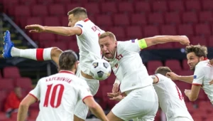 Kamil Glik (w środku) i Jan Bednarek (u góry) tego samego dnia zaznali goryczy degradacji 