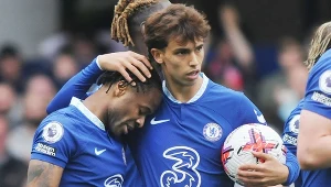 Raheem Sterling (z lewej) i Joao Felix - ofensywne filary londyńskiej Chelsea