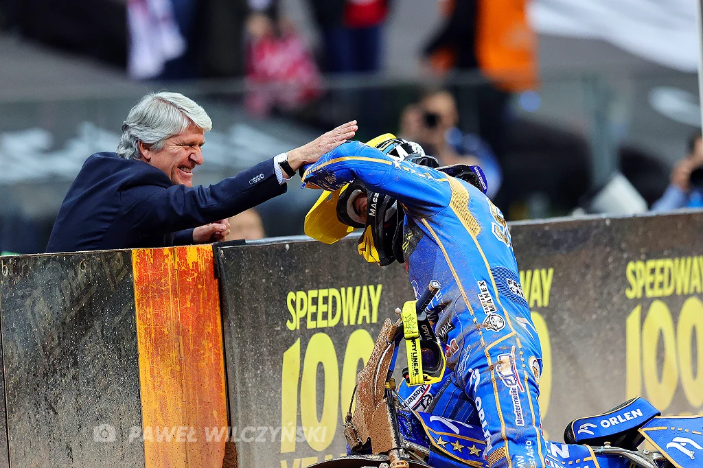 Prezydent FIM Jorge Viegas gratuluje Bartoszowi Zmarzlikowi dobrej jazdy w Grand Prix Prezydent FIM Jorge Viegas gratuluje Bartoszowi Zmarzlikowi dobrej jazdy w Grand Prix