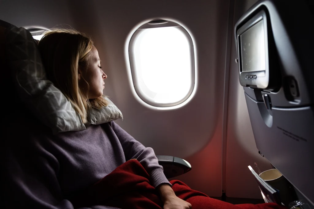 Miejsce przy oknie to świetny wybór dla osób, które w trakcie lotu chcą odpocząć