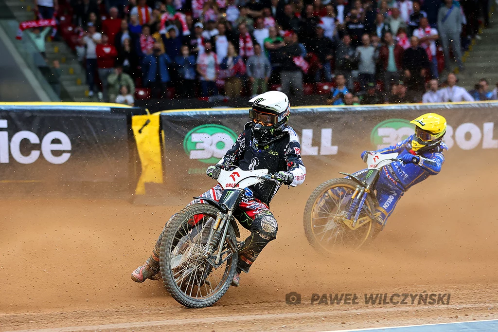 Fredrik Lindgren w kasku białym Fredrik Lindgren w kasku białym