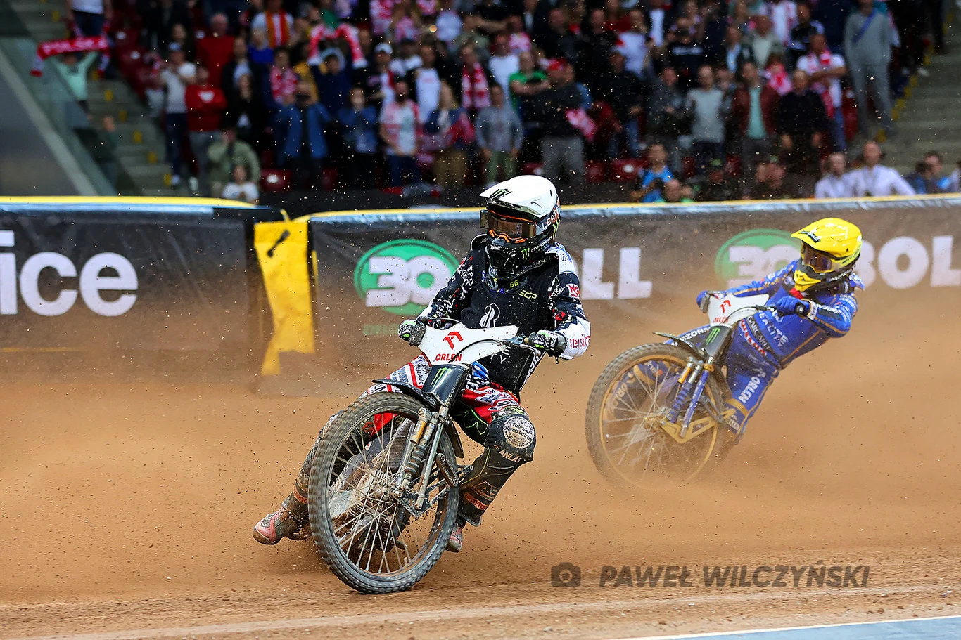 Fredrik Lindgren w kasku białym