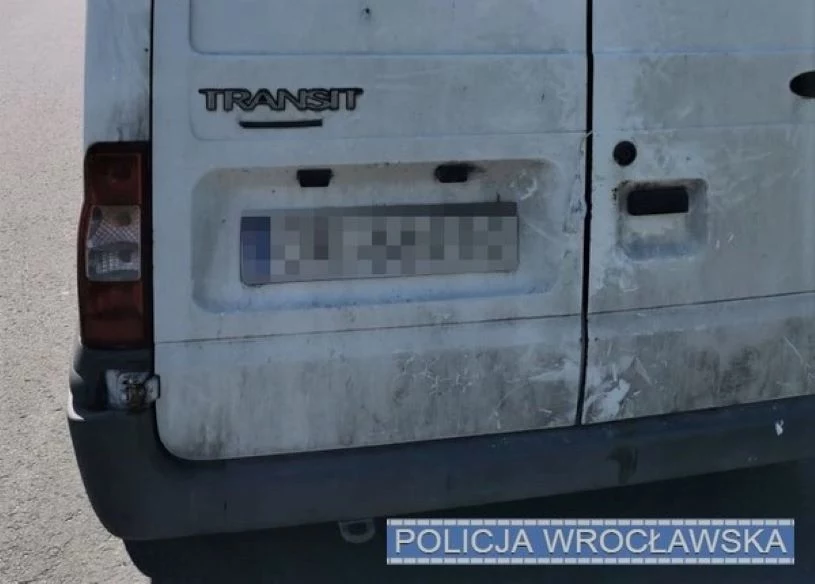 Uwagę policjantów zwrócił kierowca Forda Transita, który przekroczył prędkość i jechał bez pasów. Funkcjonariusze mieli też zastrzeżenia co do stanu technicznego pojazdu.