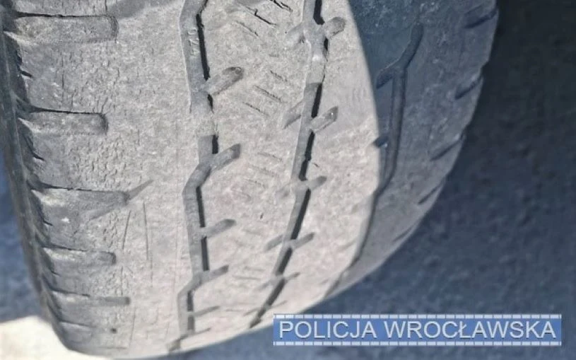 W czasie kontroli policjanci zwrócili uwagę m.in. na mocno zużyte opony. 