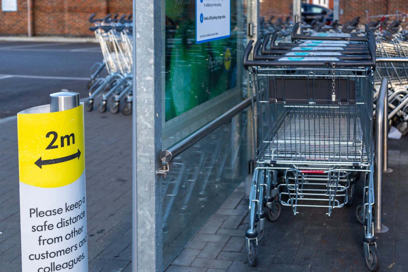 Niewidzialna dla wielu, a ułatwiająca zakupy. Oto ukryta funkcja wózka w Lidlu
