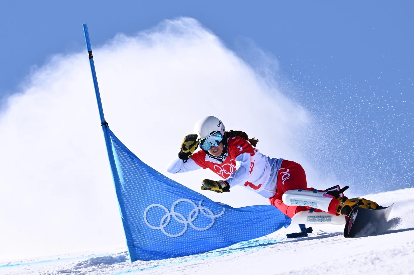 Aleksandra Król od wielu lat dobijała się do światowej czołówki w snowboardzie. Po wielu latach walki dopięła swego. W końcu sięgnęła po upragniony medal. To był w ogóle wspaniały dzień dla polskiego snowboardu. 19 lutego mistrzem świata w slalomie gigancie równoległym w Bakuriani został Oskar Kwiatkowski, a tego samego dnia po brązowy medal sięgnęła Król. Nowotarżanka w wieku 32 lat została pierwszą polską medalistką mistrzostwa świata w snowboardowych konkurencjach alpejskich. Przed nią w snowboardzie na podium MŚ stawała tylko Paulina Ligocka, która dwukrotnie sięgała po brąz, ale w halfpipe'ie. Król miała też znakomity sezon w Pucharze Świata. Do końca biła się o miejsce na podium w klasyfikacji generalnej w slalomie gigancie równoległym. Ostatecznie była czwarta. Przed laty Król miała poważny wypadek na stoku. Złamała obie nogi. Wydawało się, że pójdzie w ślady rodziców i zostanie lekarzem, ale ona zakochała się w "desce". Niedawno nasza medalistka MŚ ogłosiła radosną nowinę. Zostanie mamą. Córeczka przyjdzie na świat w styczniu przyszłego roku.