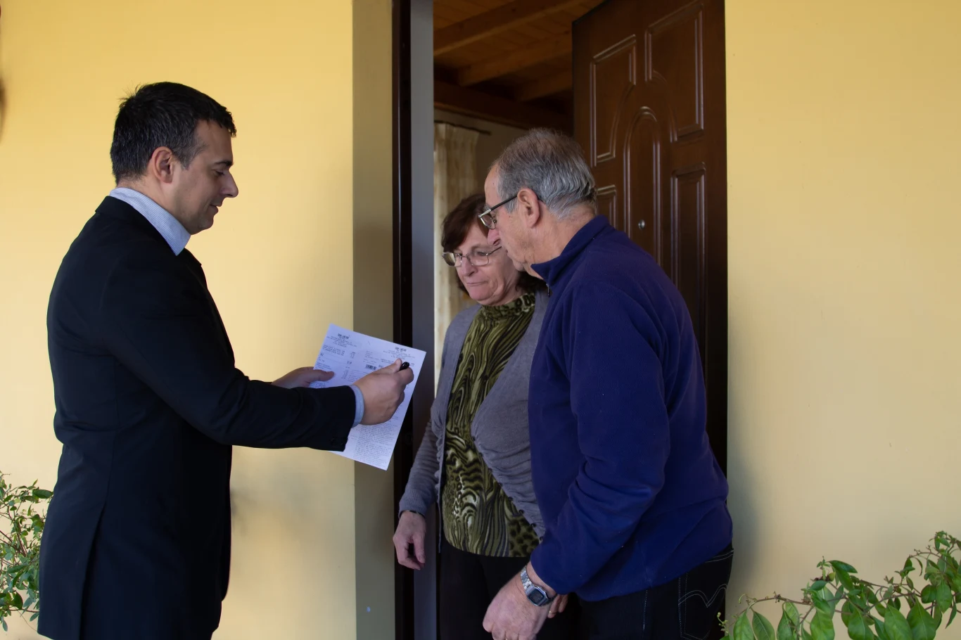 Wiedza o tym, jak zachowuje się potencjalny oszust, może przydać się również starszym lub samotnym osobom, które częściej są narażone na nieuczciwe praktyki ze strony krętaczy Wiedza o tym, jak zachowuje się potencjalny oszust, może przydać się również starszym lub samotnym osobom, które częściej są narażone na nieuczciwe praktyki ze strony krętaczy