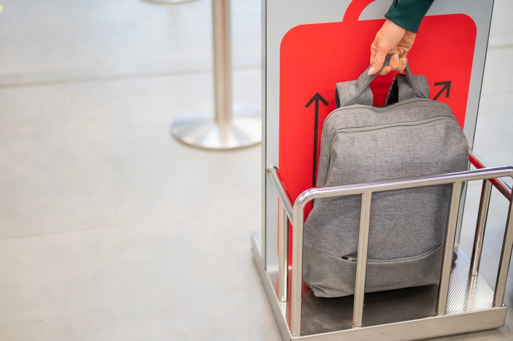 Obsługa na lotnisku w celu sprawdzenia rozmiaru naszego bagażu może poprosić nas o umieszczenie go w "stojaku"