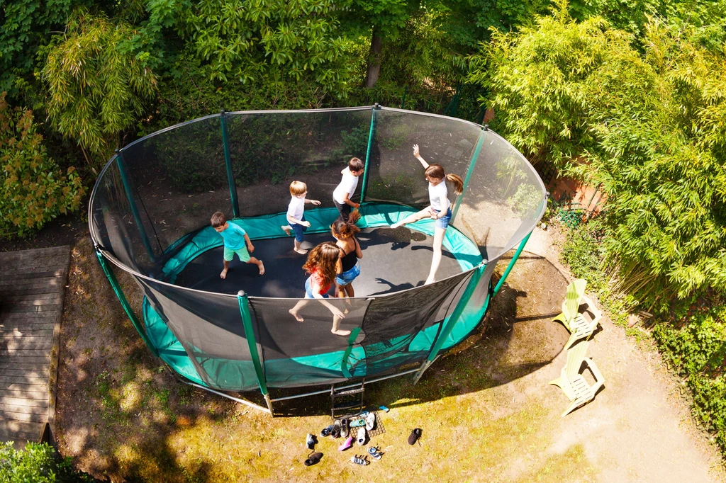 Postawili w ogrodzie trampolinę, sąsiadka narzeka na brak prywatności. Zdjęcie ilustracyjne