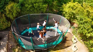Postawili w ogrodzie trampolinę, sąsiadka narzeka na brak prywatności. Zdjęcie ilustracyjne