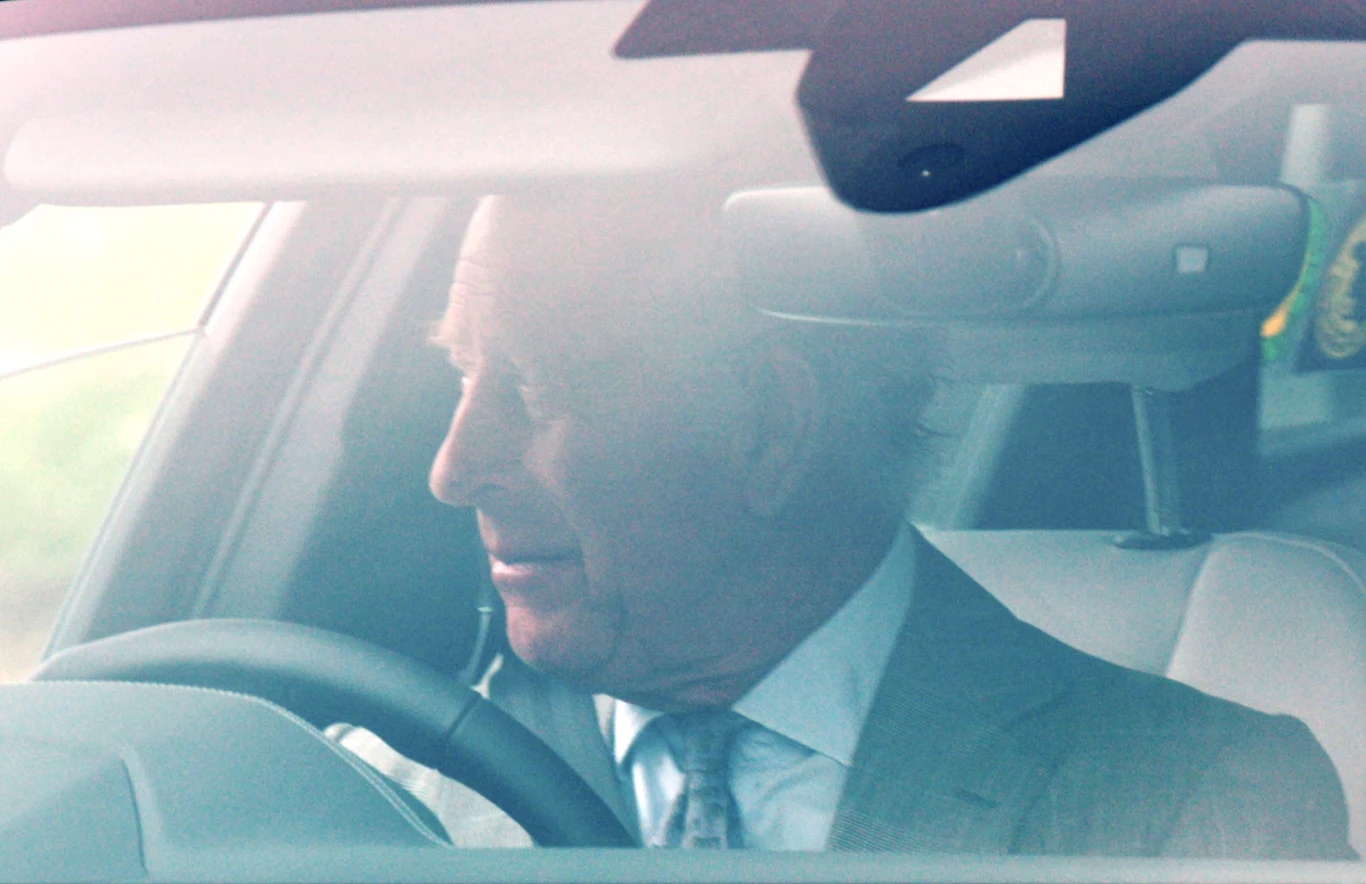 Król Karol III jedzie na niedzielne nabożeństwo Król Karol III jedzie na niedzielne nabożeństwo