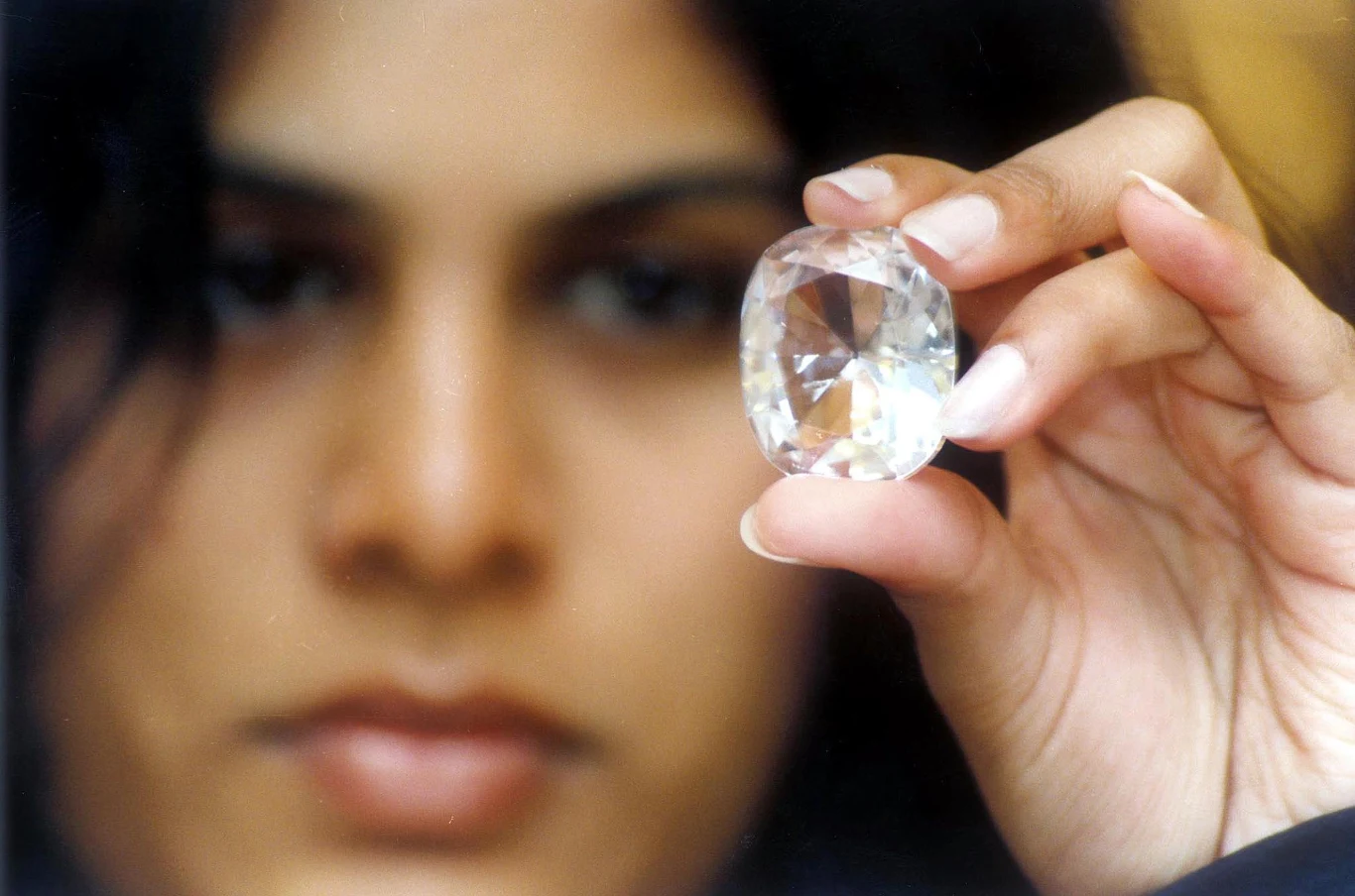 Dyrektor wykonawcza Jewels de Paragon (JDP) Pavana Kishore prezentuje diament Koh-I-Noor na wystawie "100 Słynnych Diamentów" w Bangalore Dyrektor wykonawcza Jewels de Paragon (JDP) Pavana Kishore prezentuje diament Koh-I-Noor na wystawie "100 Słynnych Diamentów" w Bangalore
