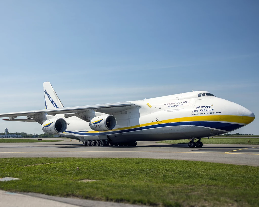 An-124 z oznaczeniem UR-82072 po wylądowaniu na Lotnisku Chopina. Po ponownym wzbiciu się w powietrze maszyna poleciała na lotnisko w Lipsku, gdzie obecnie znajduje się baza Antonov Airlines