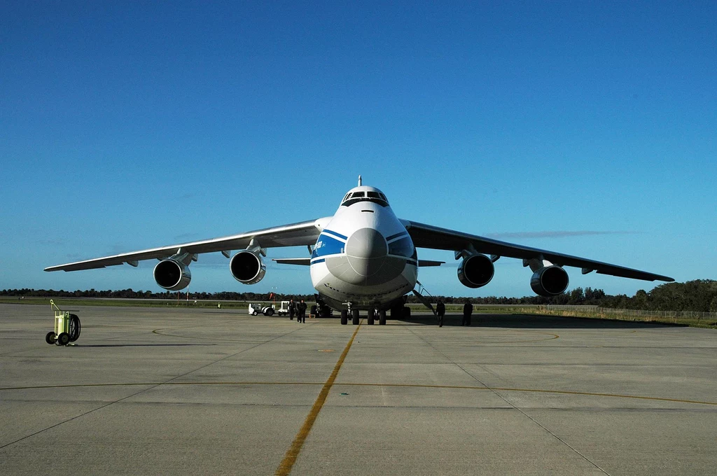 Jak podaje producent, An-124 Rusłan ma długość 69, wysokość 21 i rozpiętość skrzydeł aż 73 metrów. Sama maszyna waży 175 ton.