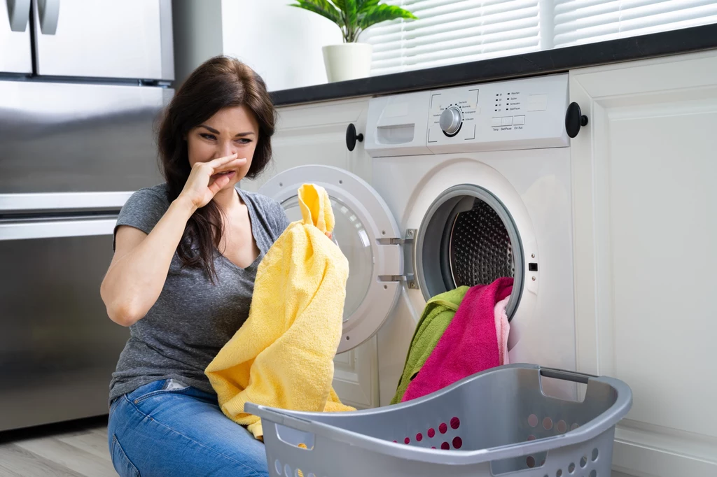 Powodem, przez który wyprane ręczniki śmierdzą, jest najczęściej przeładowana pralka lub zalegające w niej nieczystości.
