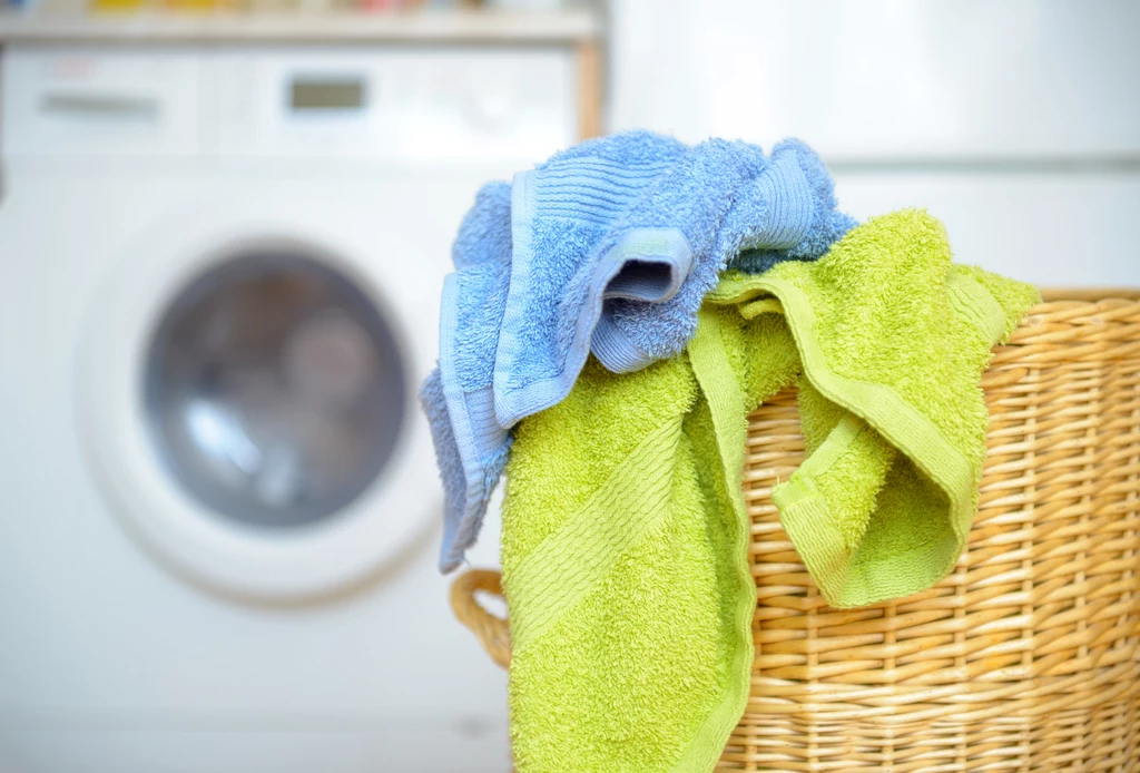 Jak prać ręczniki, aby były miękkie i nie śmierdziały? Wystrzegaj się tych błędów