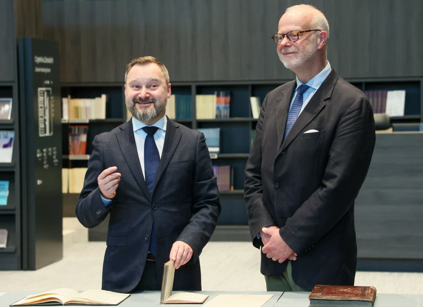 Hrabia George podczas wizyty w Bibliotece Narodowej. Hrabia George podczas wizyty w Bibliotece Narodowej.