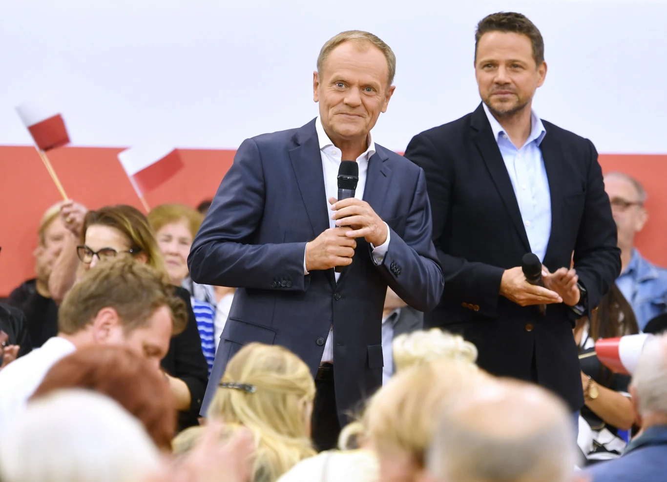 Spotkanie z Tuskiem i Trzaskowskim w biało-czerwonych barwach
