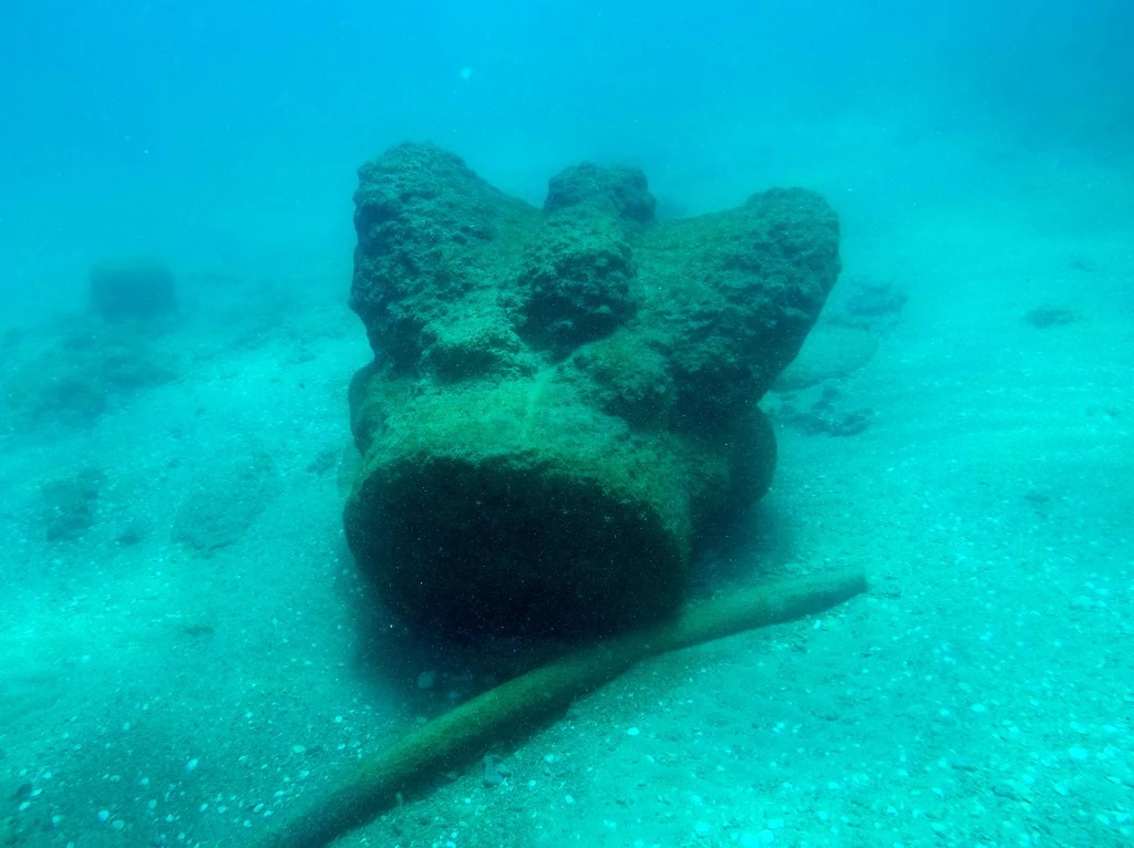 Według teorii archeologów marmur były ładunkiem rzymskiego statku handlowego, który wypłynął z terenów dzisiejszej Turcji i miał dotrzeć do portu w południowym Lewancie