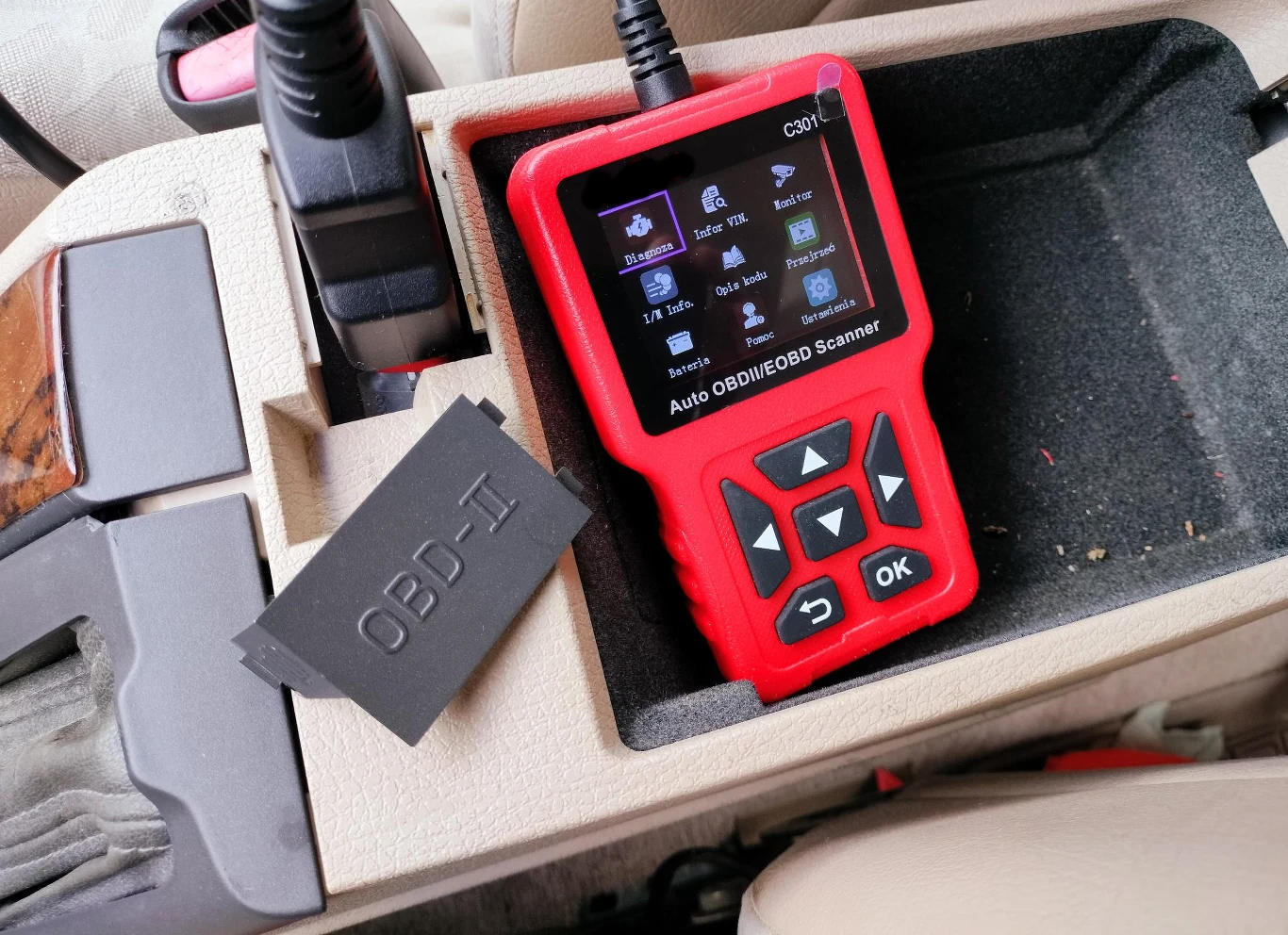 Dostęp do danych z samochodowej czarnej skrzynki - na wniosek sądu - mogą mieć np. biegli sądowi. Standardowa komunikacja odbywa się przez port OBD. Dostęp do danych z samochodowej czarnej skrzynki - na wniosek sądu - mogą mieć np. biegli sądowi. Standardowa komunikacja odbywa się przez port OBD.