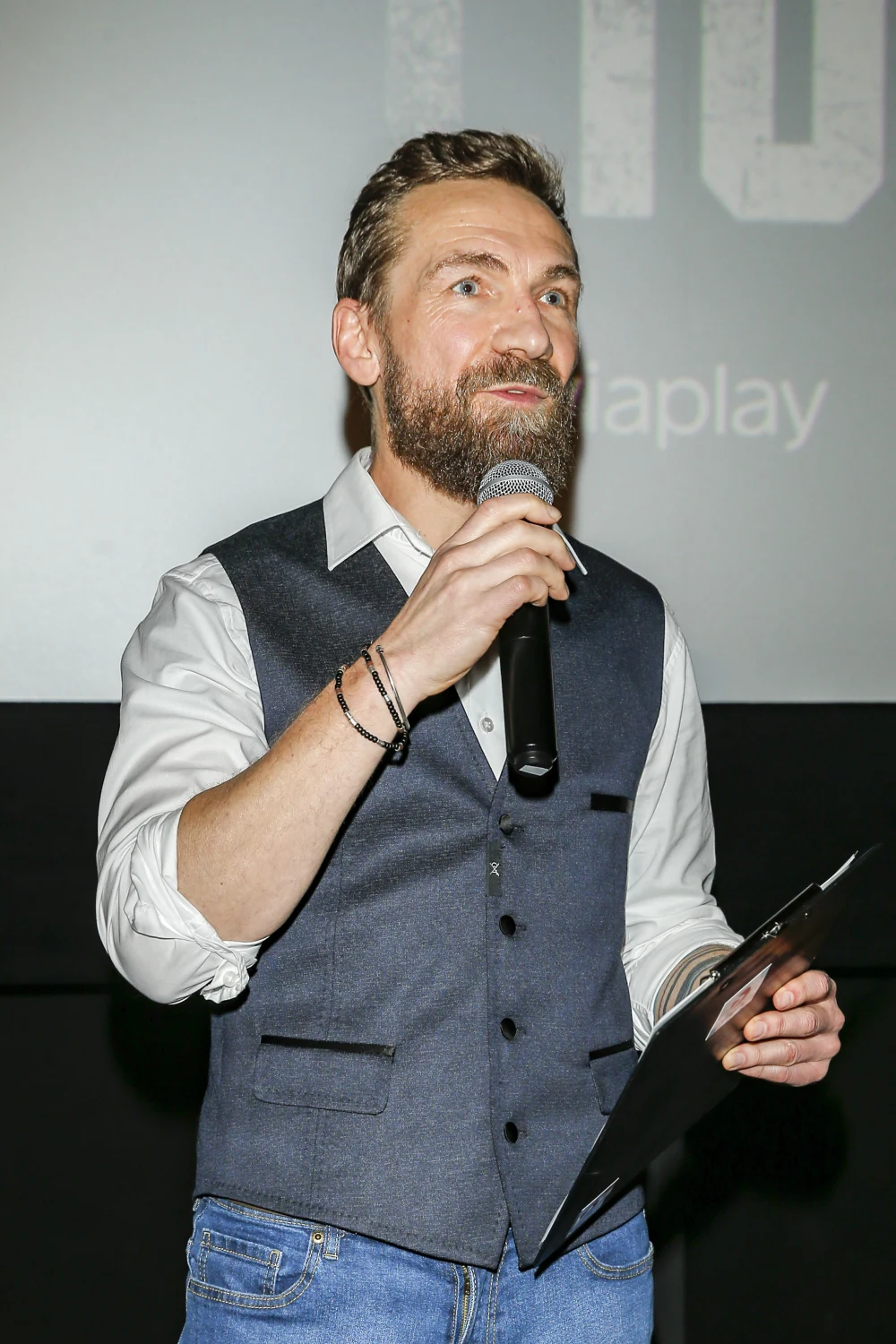 Przemek Kossakowski na premierze filmu u Materli