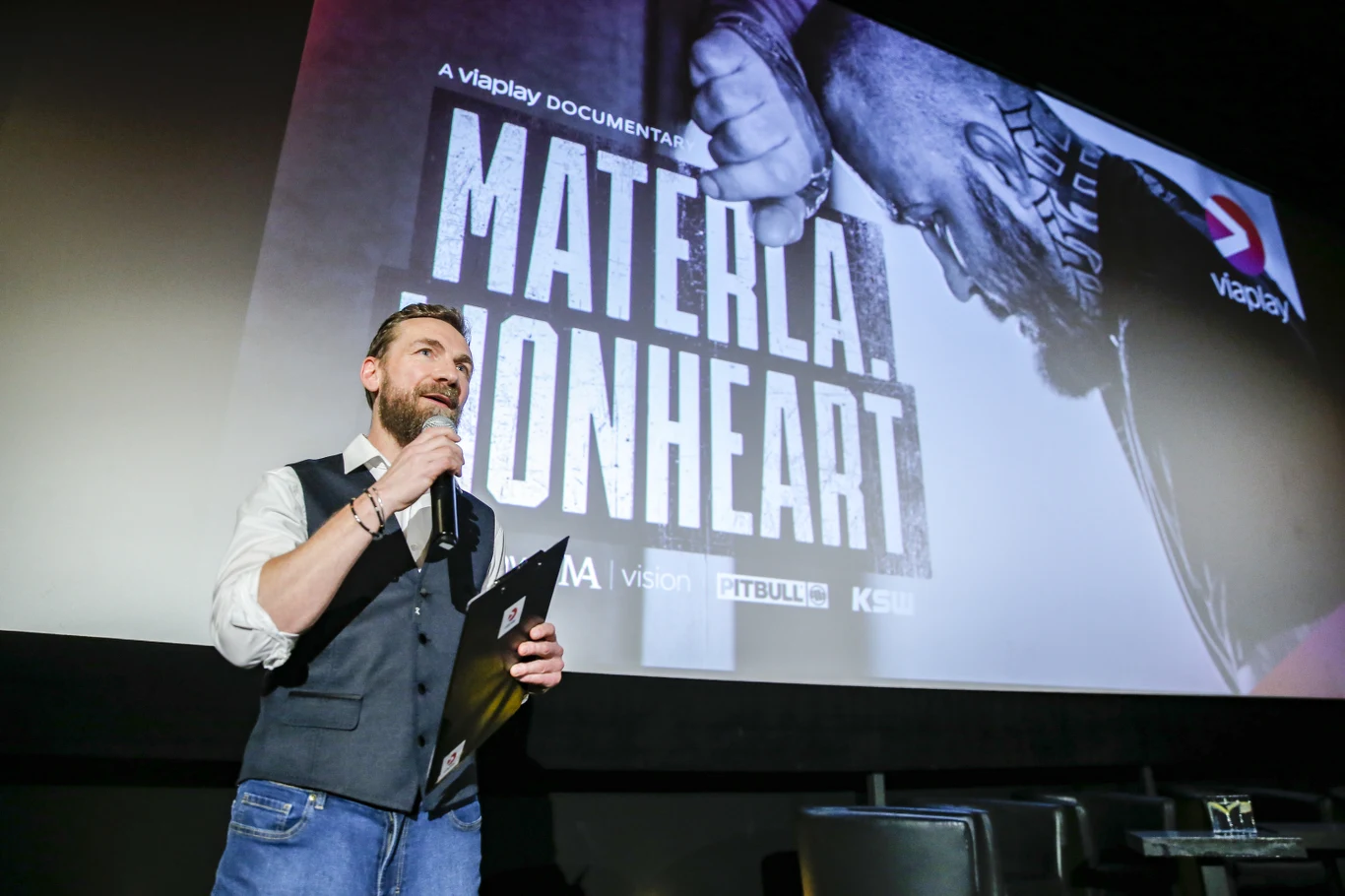 Przemek Kossakowski na premierze filmu u Materli