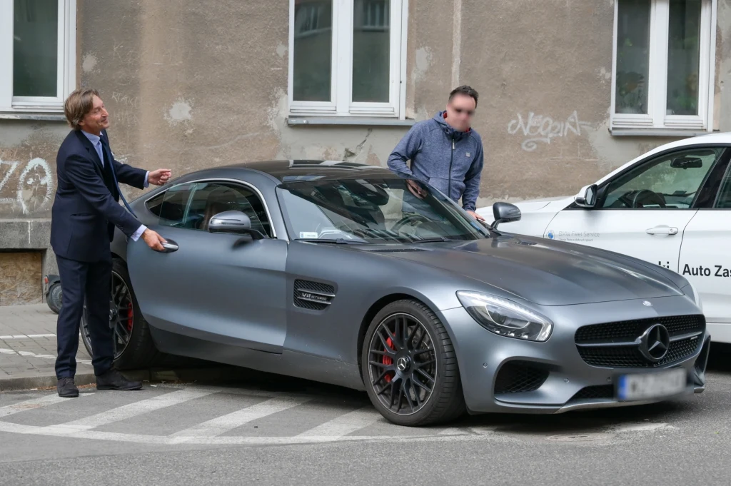 Paul Montana wsiadł do luksusowego Mercedesa swojego znajomego (?)