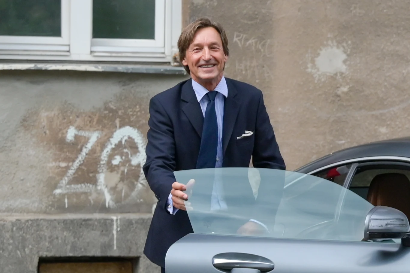 Paul Montana uśmiechnięty od ucha do ucha