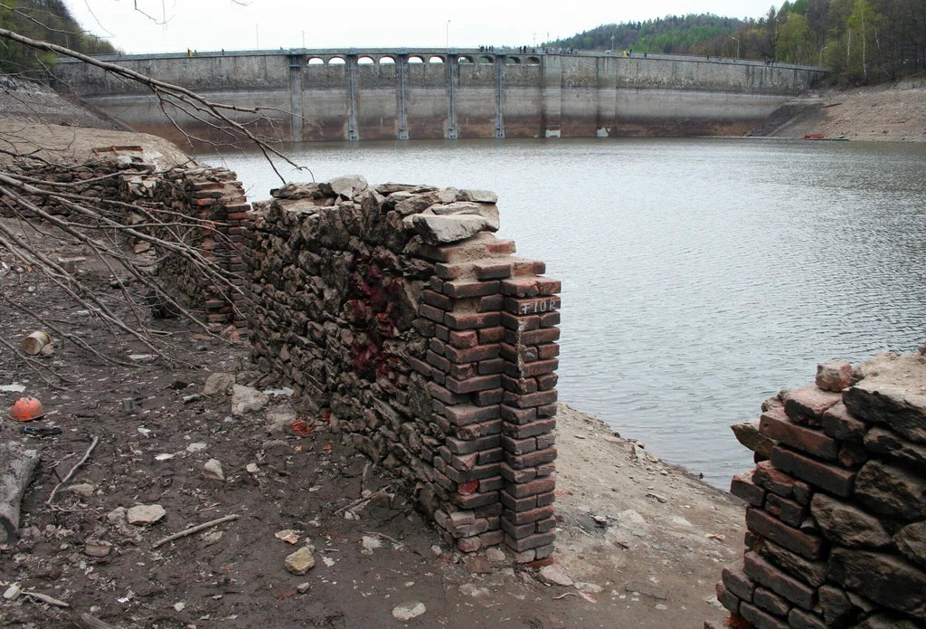 Po spuszczeniu wody z jeziora mieszkańcom oraz turystom ukazały się ruiny Śląskiej Dolnej