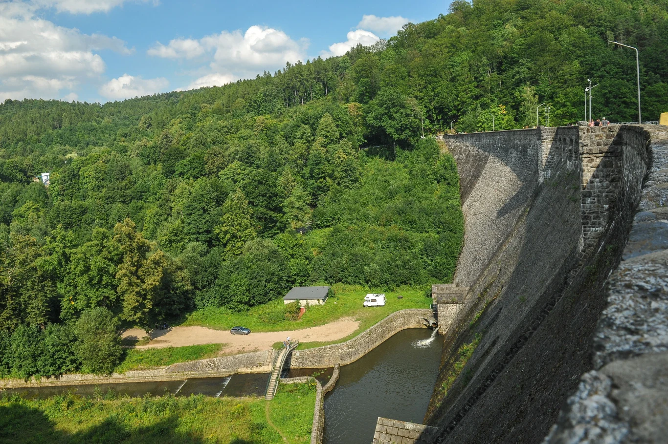 Zapora została wybudowana jako ochrona przeciwpowodziowa Zapora została wybudowana jako ochrona przeciwpowodziowa