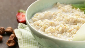 Zamiast płatków owsianych błyskawicznych lepiej wybierać klasyczne płatki owsiane. Uważaj na te z dodatkiem cukru i barwników