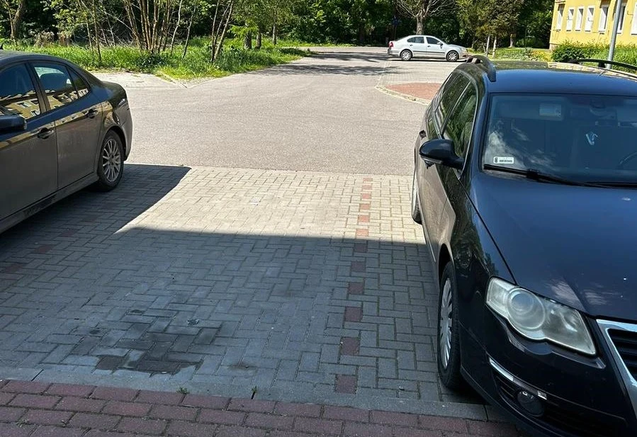 Samochód stoczył się z miejsca parkingowego i pokonał jeszcze 200 metrów.