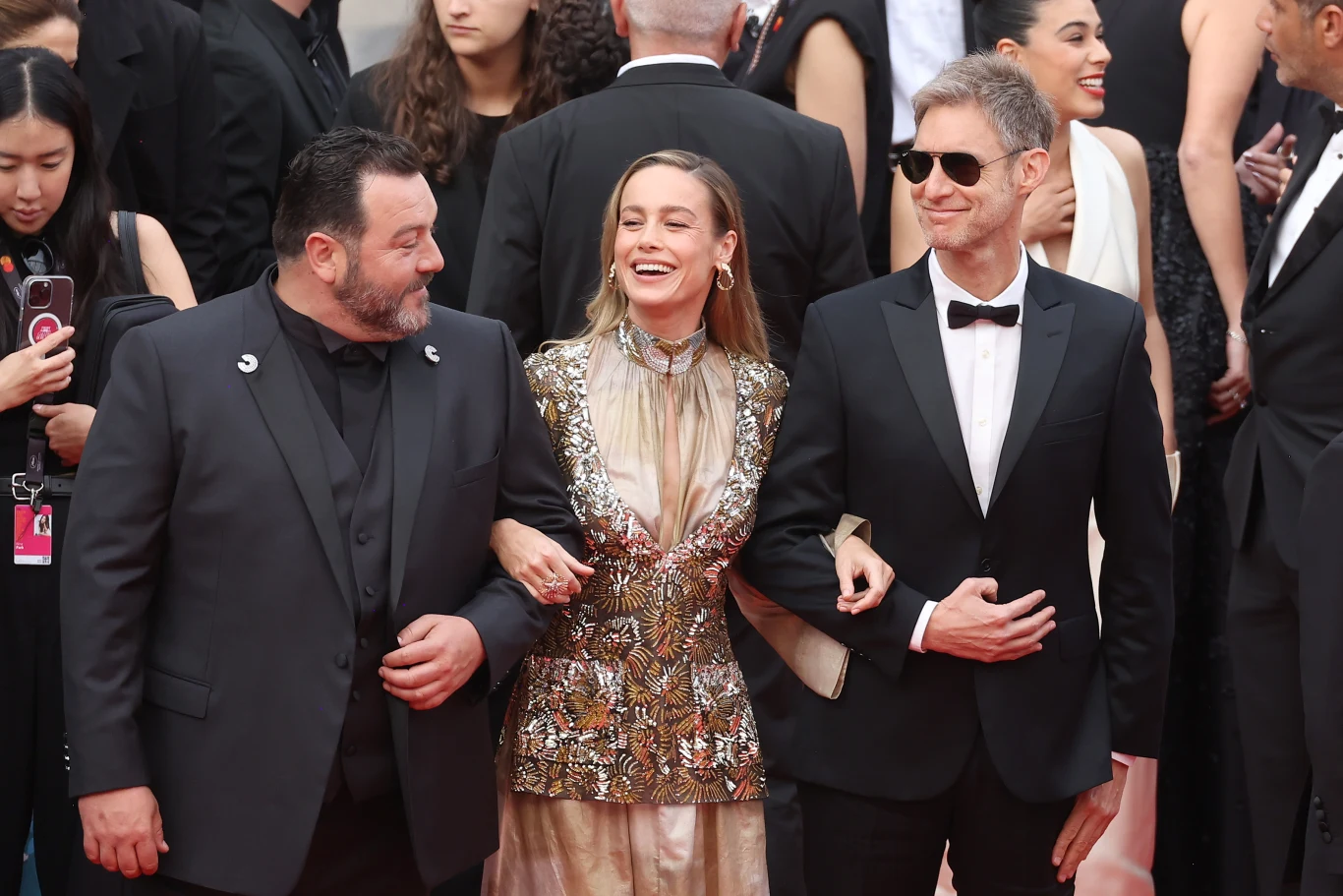 Brie Larson  (C) w towarzystwie członków jury: Denisa Ménocheta (L) i Damiana Szifrona (P) 