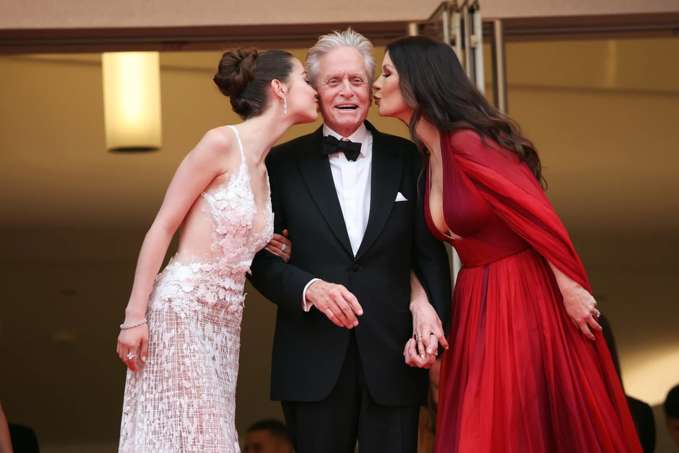 Michael Douglas (C) otrzyma w tym roku Złotą Palmę za całokształt twórczości. Towarzyszyły mu żona Catherine Zeta Jones (P) i córka Carys Zeta Douglas (L)