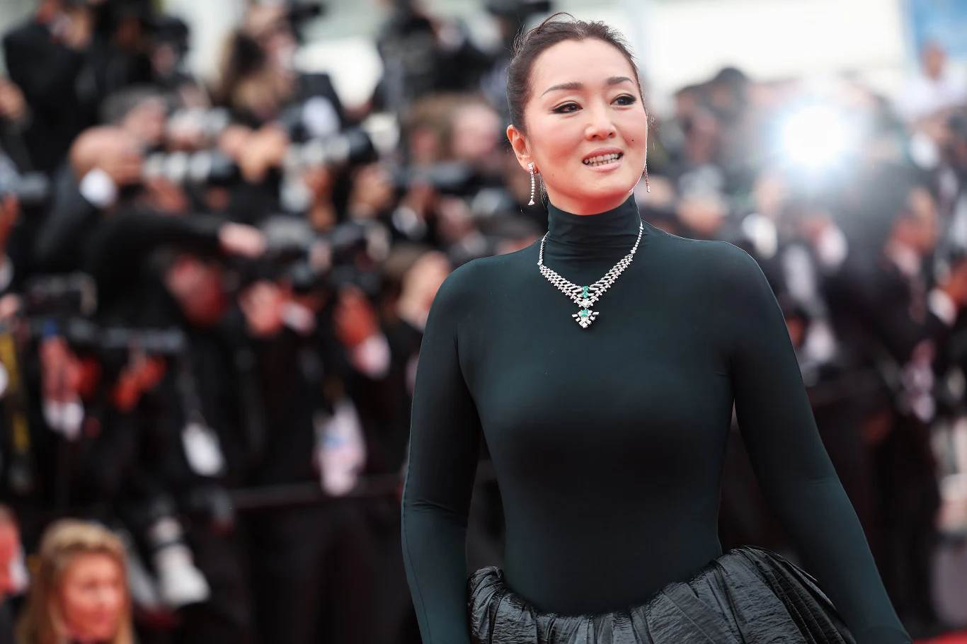 Chińska aktorka Gong Li postanowiła na skromność i czerń.