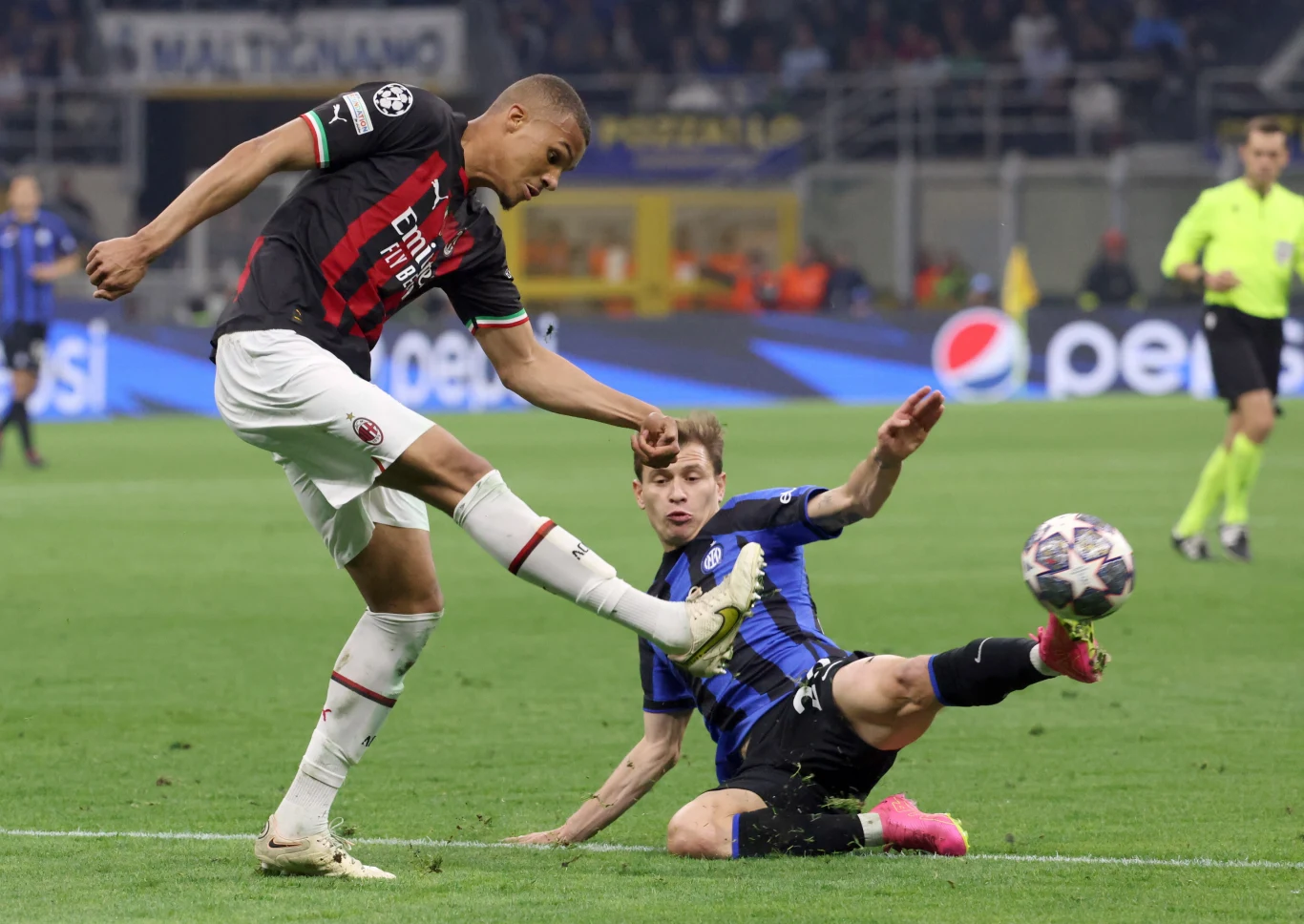 Malick Thiaw w akcji przeciw Nicolo Barelli z Interu