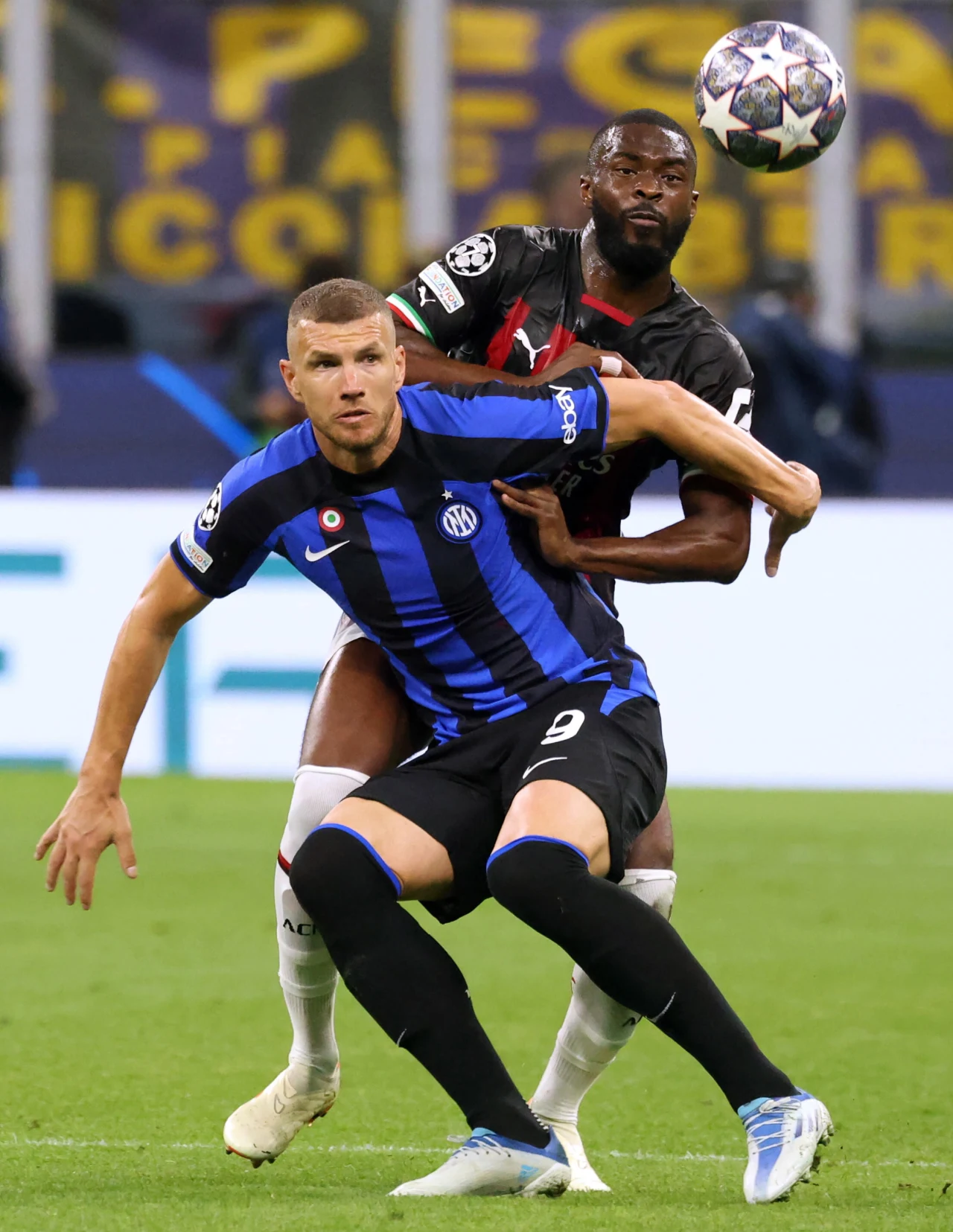 Edin Dzeko z Interu i Fikayo Tomori z AC Milan