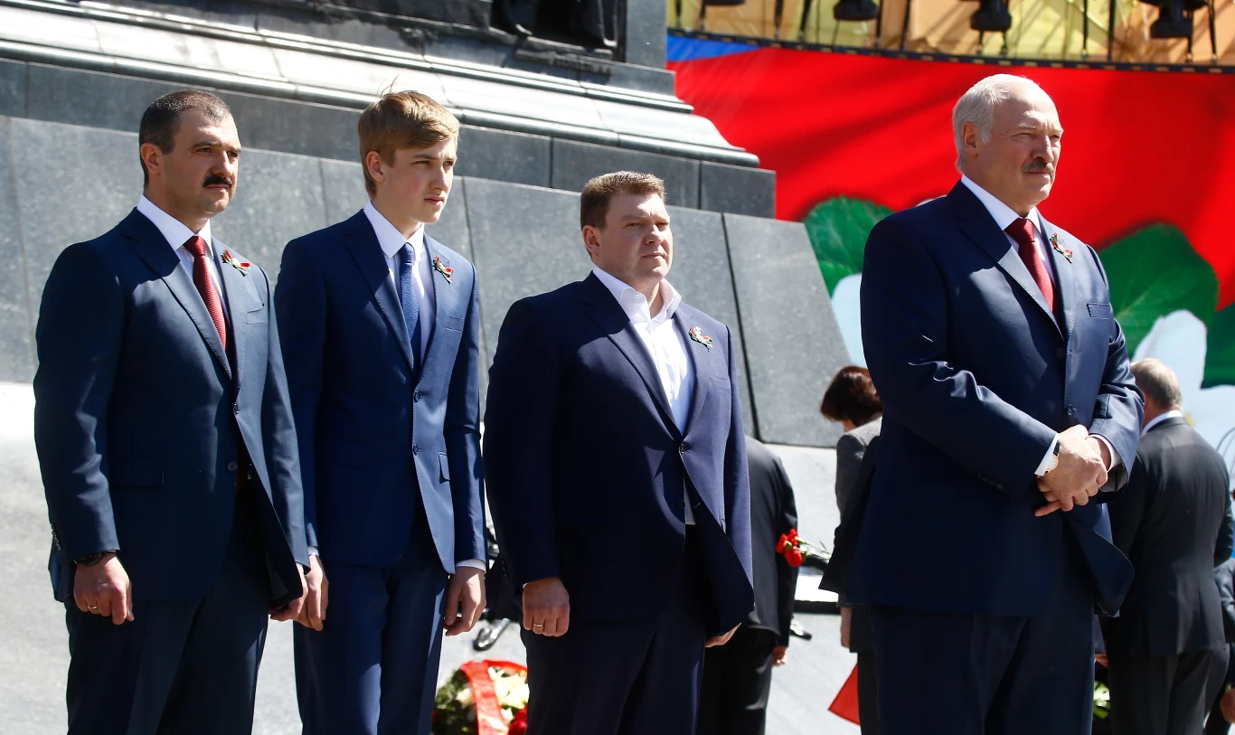 Białoruski przywódca Aleksander Łukaszenka wraz z synami, od lewej: Wiktorem, Nikołajem i Dmitrijem
