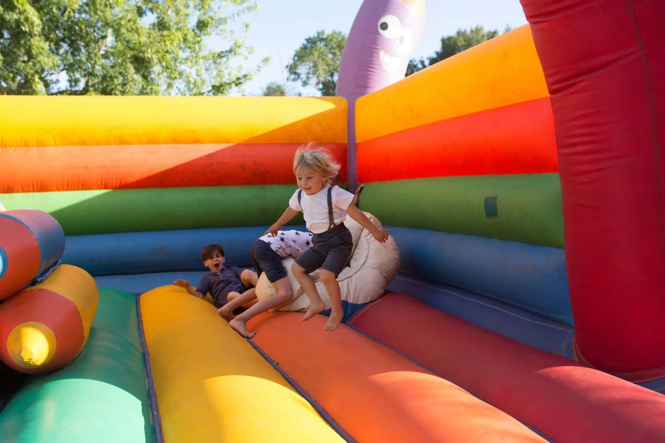 Nie ma festynu dla dzieci bez wielkich, dmuchanych placów i zjeżdżalni