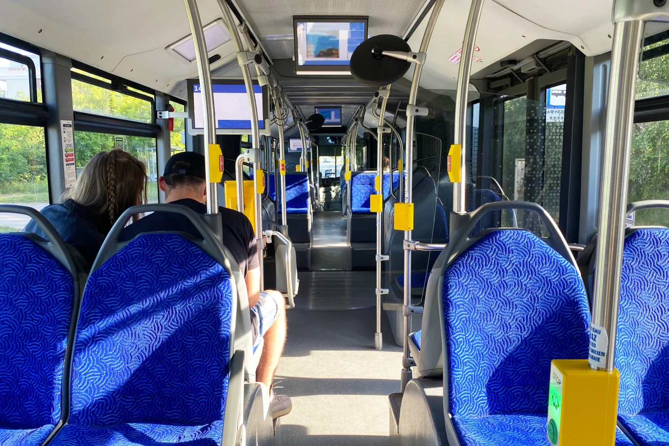 Kontrolerzy biletów w komunikacji miejskiej najczęściej pracują w parach Kontrolerzy biletów w komunikacji miejskiej najczęściej pracują w parach