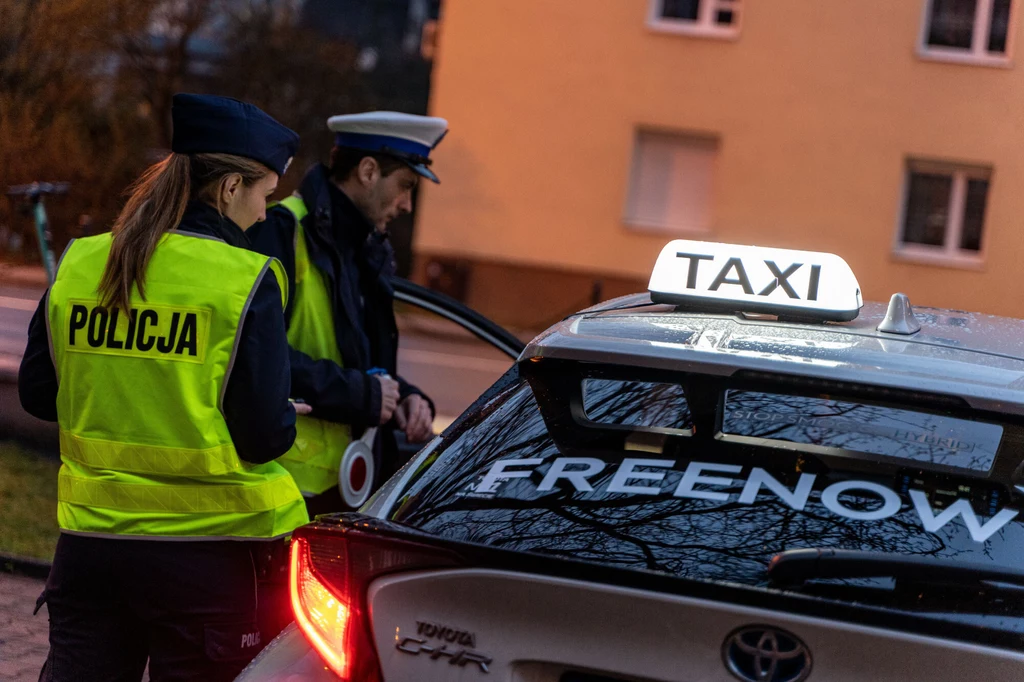 Policjanci z Torunia prowadzą śledztwo dotyczące taksówkarza oszusta (zdjęcie ilustracyjne)